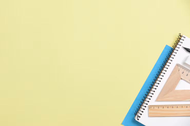 Online könyvelő, digitális könyveléshez, cégindításhoz kapcsolódó eszközei vannak képek, amelyek a tervezéshez kapcsolódnak, mint vonalzó, jegyzetfüzet