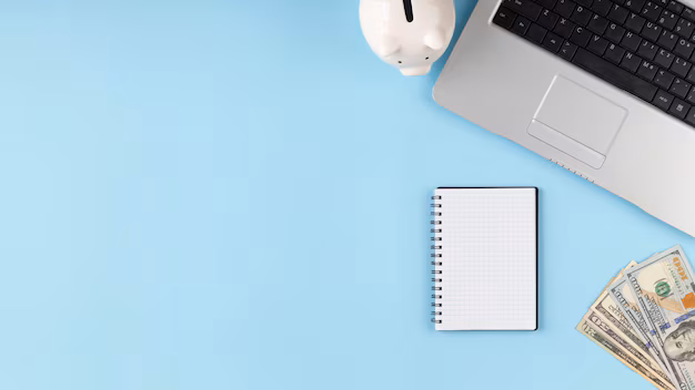 Online könyvelő, digitális könyveléshez pénzügyi és üzleti tanácsadáshoz kapcsolódó eszközei, mint pénz, malacpersely, laptop 